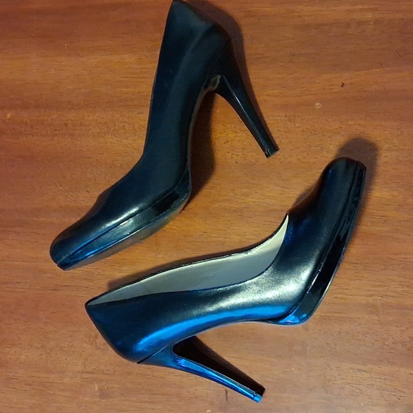 NINE WEST Elegant Black Leather Pumps Heels Classic Sz 7.5M - Picture 2 of 8